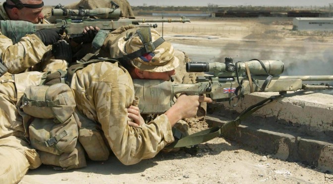 アフガニスタンにてイギリス軍スナイパーが 1 発の狙撃で 6 人のタリバン兵を仕留める