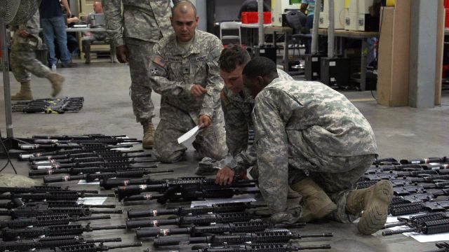 新たに支給されたM4A1カービンを手に取るフォート・ライリーの兵士たち Source: Beefier carbines en route to Soldiers | Article | The United States Army