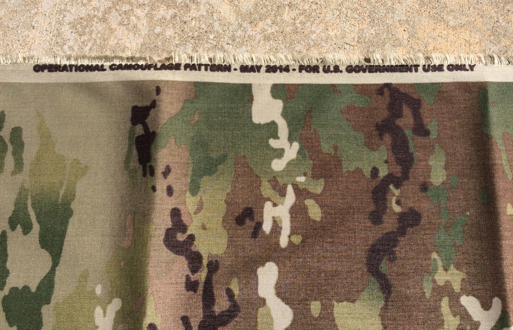 生地は500デニールのコーデュラナイロン。「Operational Camouflage Pattern - 2014年5月 - 合衆国政府による使用に限る」との表記がある。 (出典: Soldier Systems Daily)
