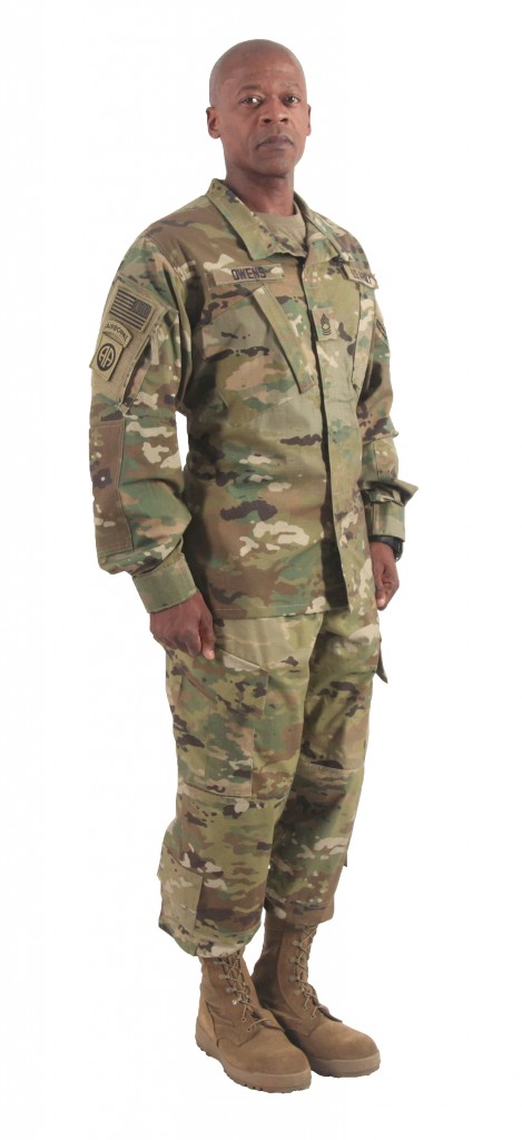 スコーピオンW2迷彩（OCP）が使用された新型ACUを着るベンジャミン・オーウェンス曹長（MSG Benjamin Owens）。上腕部のジッパー付きポケットに注目。 (写真: アメリカ陸軍)