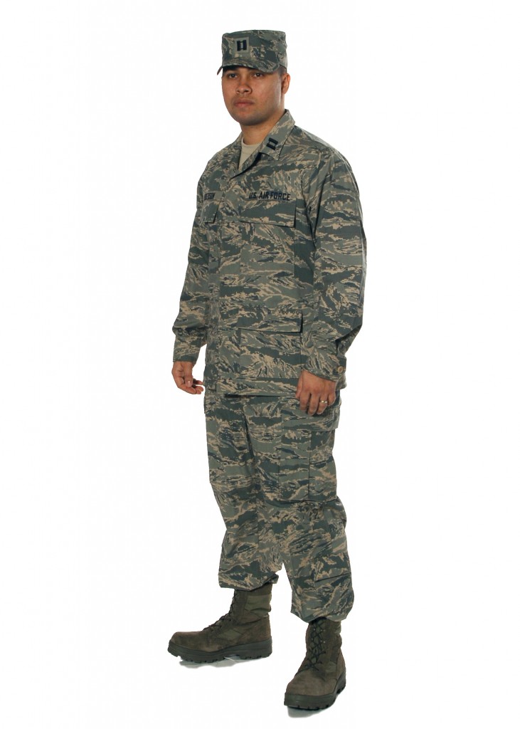 Airman Battle Uniformを着る空軍兵 (出典: Wikimedia Commons)