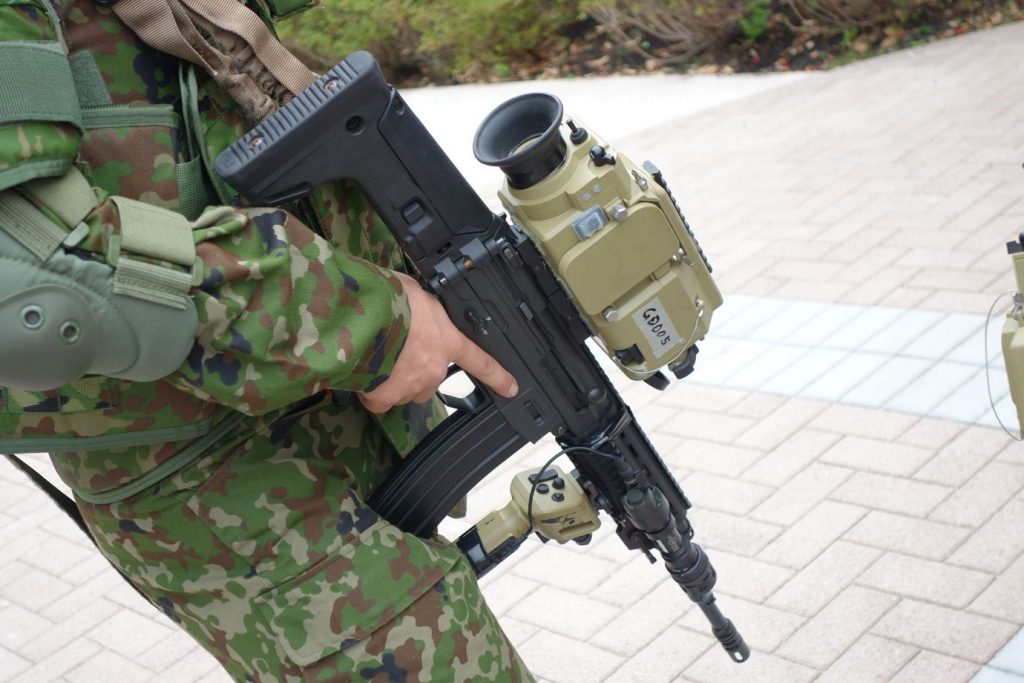 2012年の防衛技術シンポジウムで発表された第3世代ACIESの先進軽量化小銃